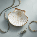 Sint-jakobsschelp met logo van La Rose & Lagas