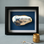 Interieurobject met aap in een lijst